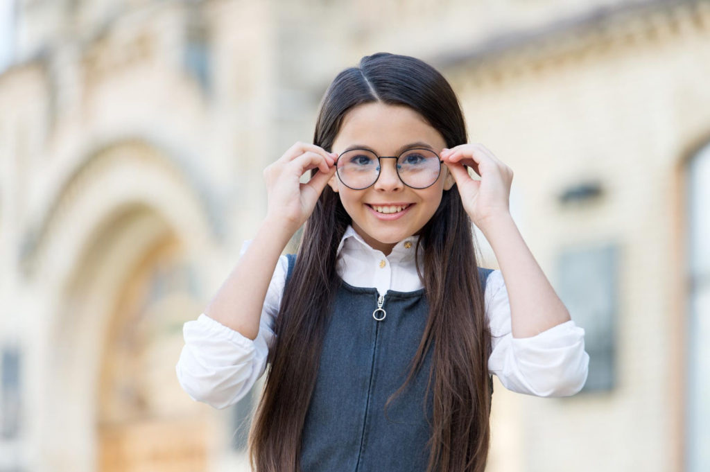 Okulary dla dzieci muszą spełniać wiele wymagań, które stawiają przed nimi zarówno sami rodzice, jak i ich pociechy